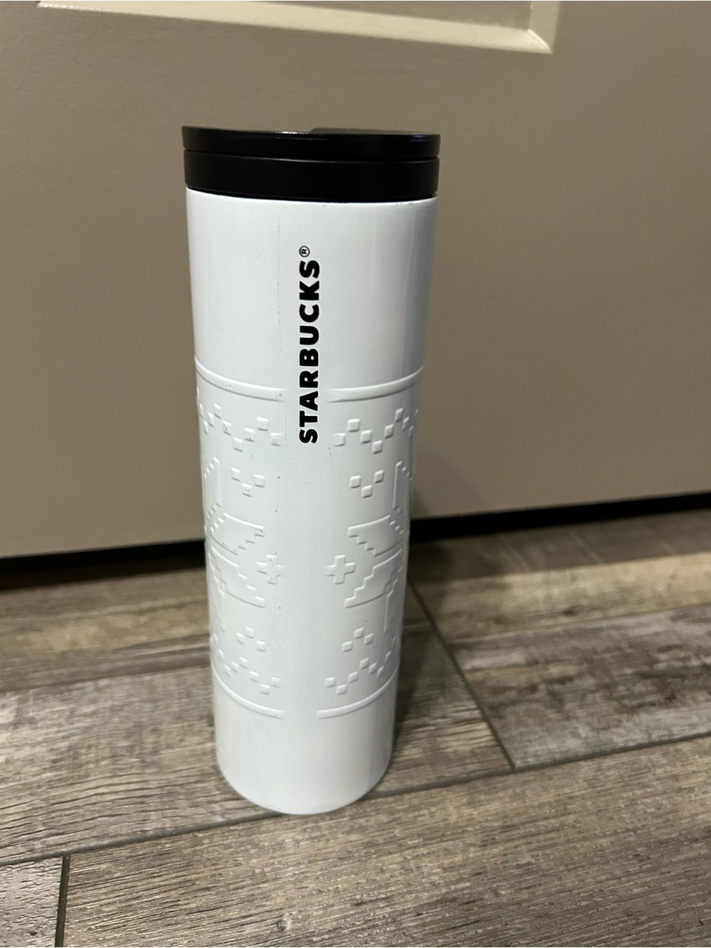 Starbucks Stainless Steel Fair Isle Tumbler in white snowflake